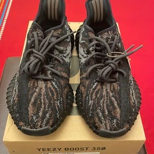 2021
Yeezy Boost 350 V2 'MX Rock' men’s size 7.5 brand new with tags and box
